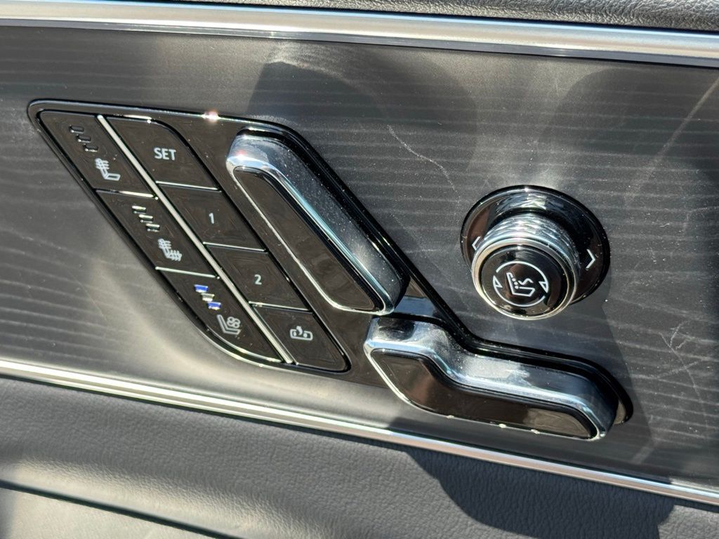 2025 Cadillac LYRIQ Luxury Emerald - Jim Hudson Acura - Image 18