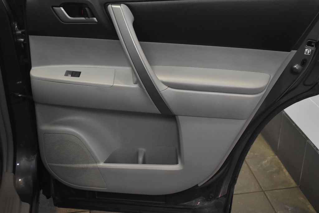 2013 Toyota Highlander Plus 28