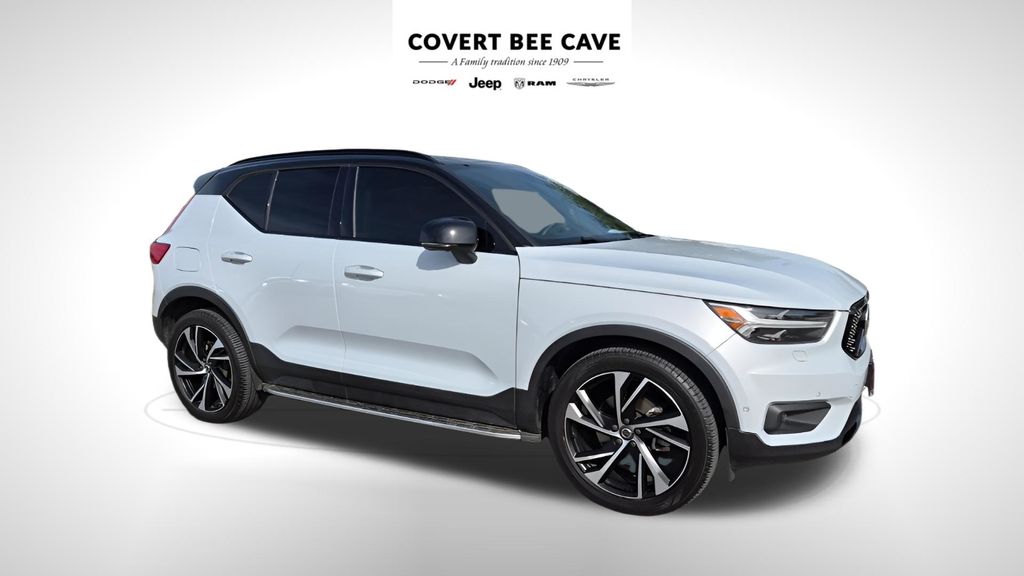 Glacier Silver Metallic 2022 Volvo XC40 T5 R-Design AWD SUV / Crossover All-Wheel Drive Automatic