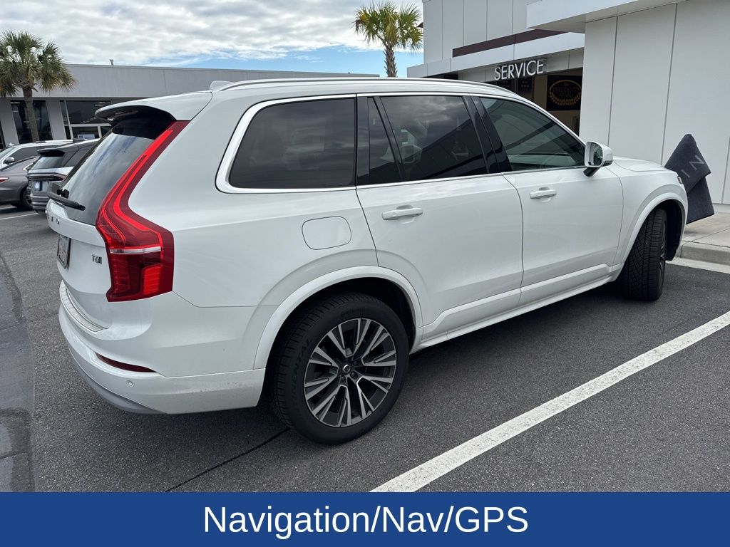2022 Volvo XC90 T6 Momentum 6-Passenger