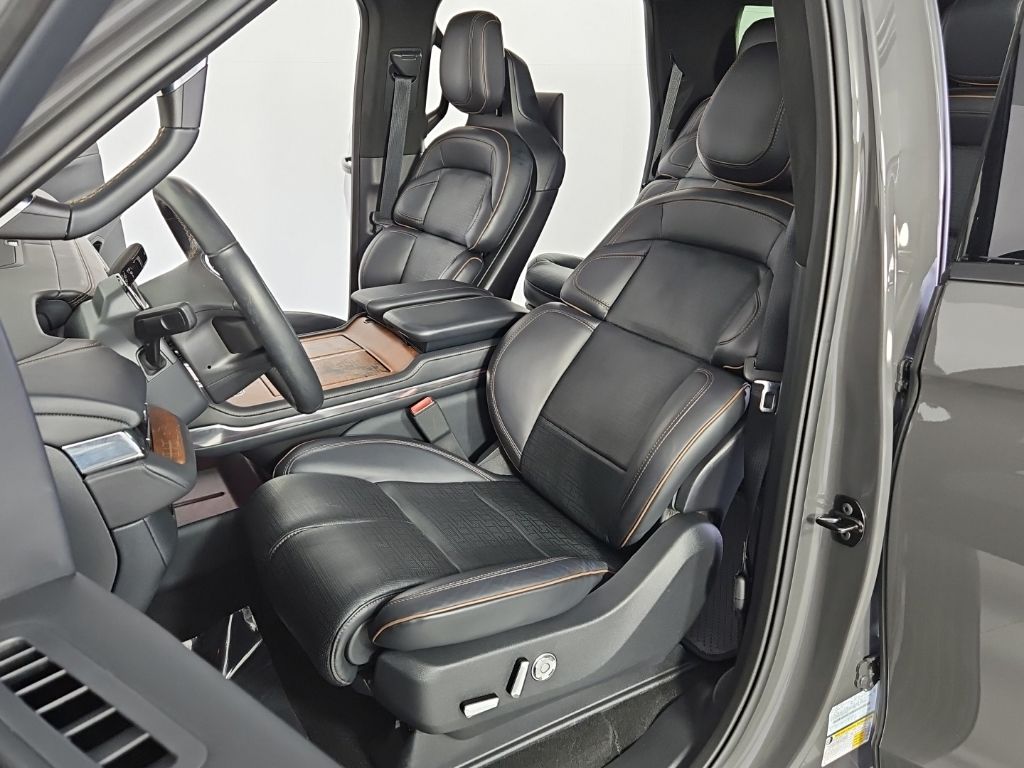 Thumbnail: 2025 Lincoln Navigator - 24