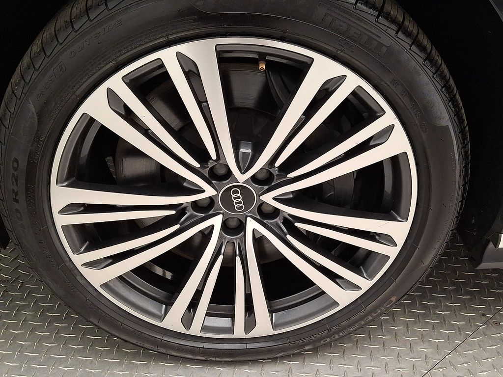 Thumbnail: 2021 Audi A8 - 8