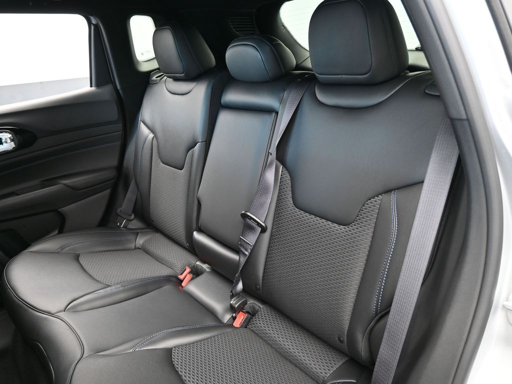 New 2026 silver zynith metallic clearcoat Jeep Latitude image 24