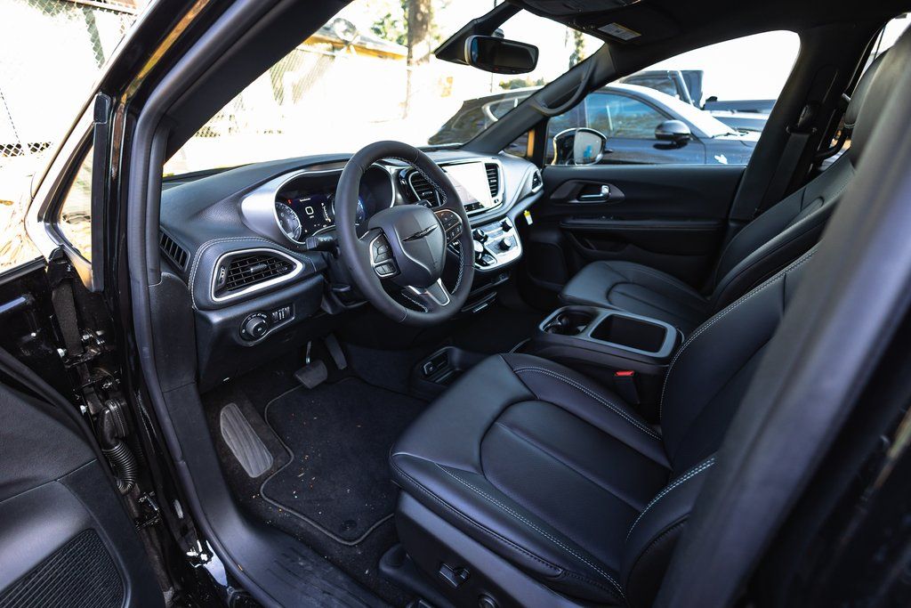 2026 Chrysler Pacifica Select thumbnail 17