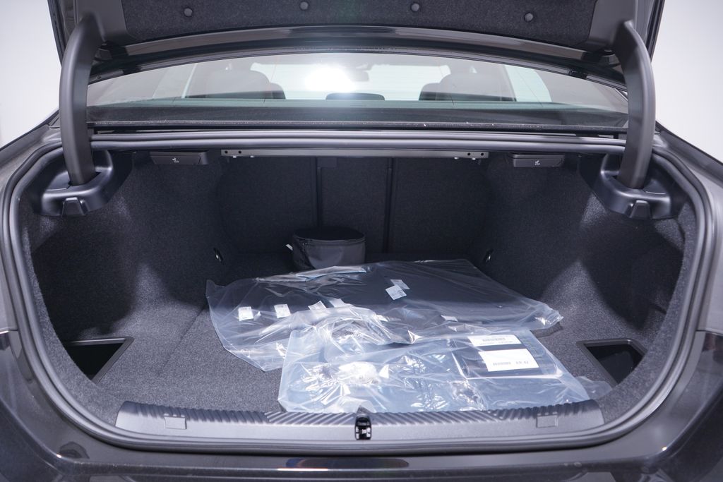 Thumbnail: 2026 BMW i5 - 18