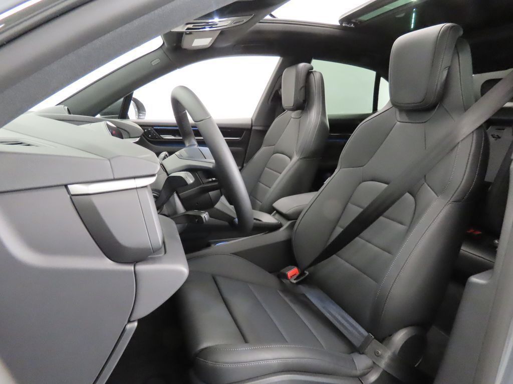 Thumbnail: 2026 Porsche Macan - 5