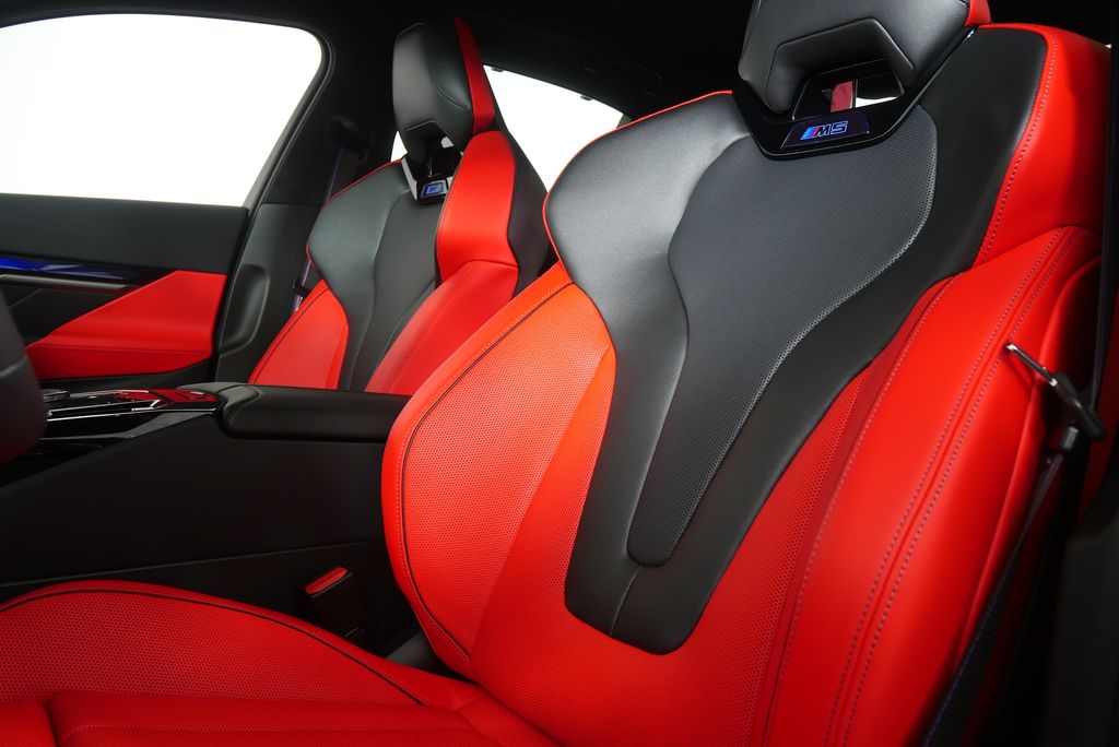 Thumbnail: 2026 BMW M5 - 14