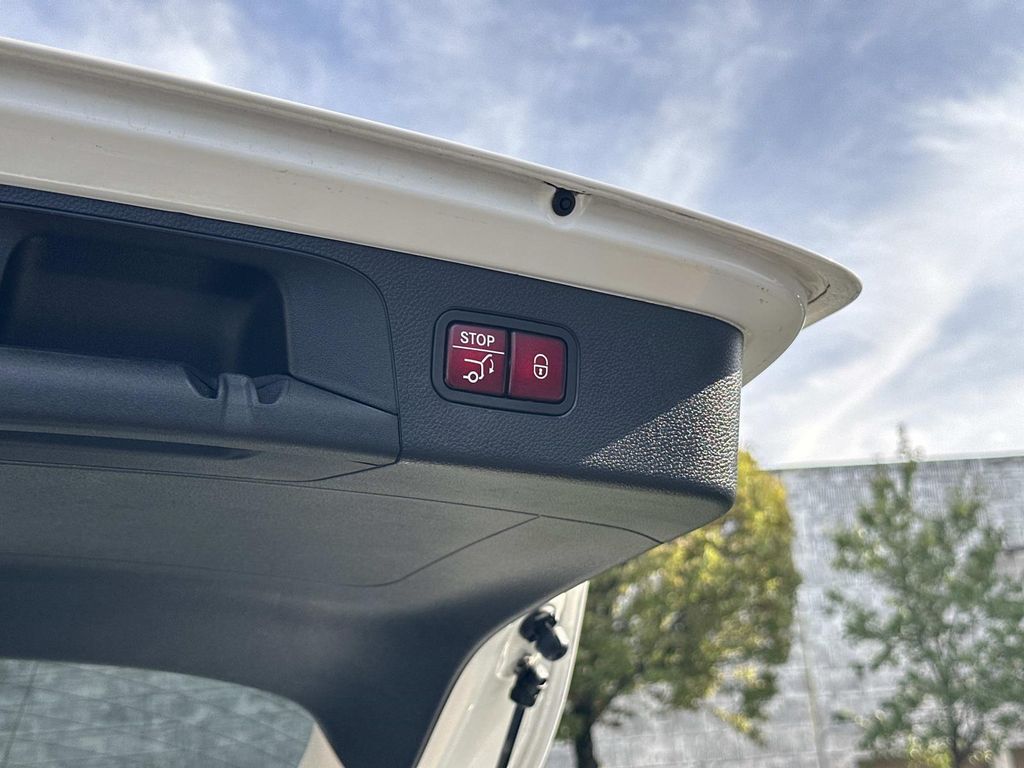 Thumbnail: 2022 Mercedes-Benz GLC - 28