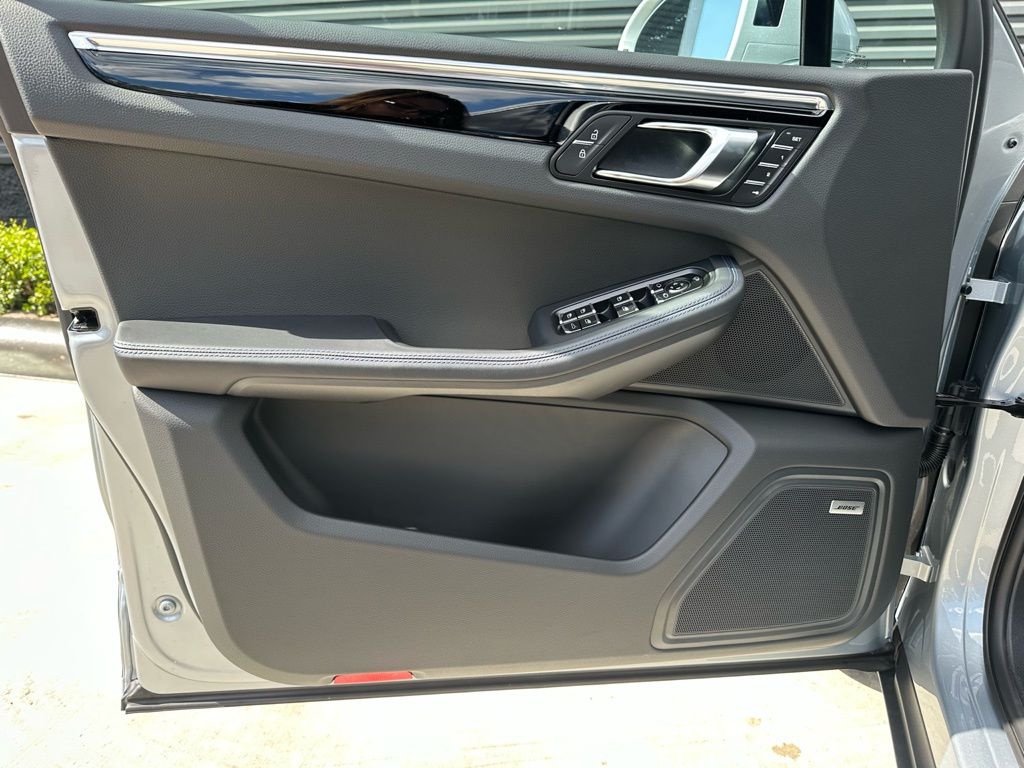 Thumbnail: 2026 Porsche Macan - 20