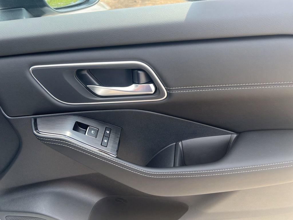 2025 Everest White Pearl/Super Black Nissan Rogue Platinum FWD SUV