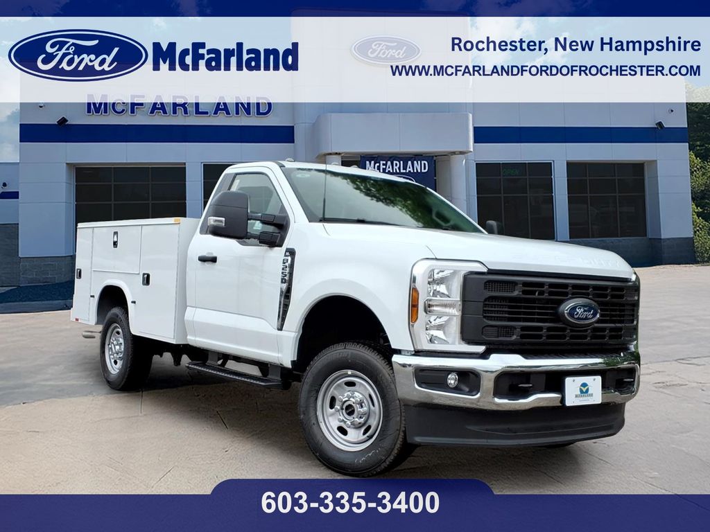 Oxford White 2025 Ford F-250 Super Duty Pickup Truck Four-Wheel Drive Automatic