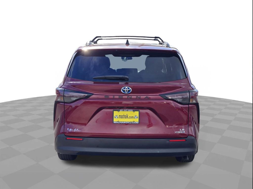 2024 Toyota Sienna LE - 4