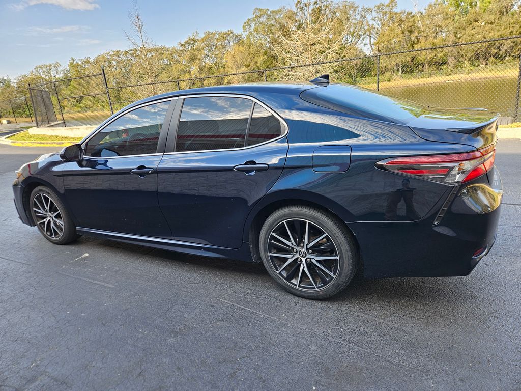 2021 Toyota Camry SE 3