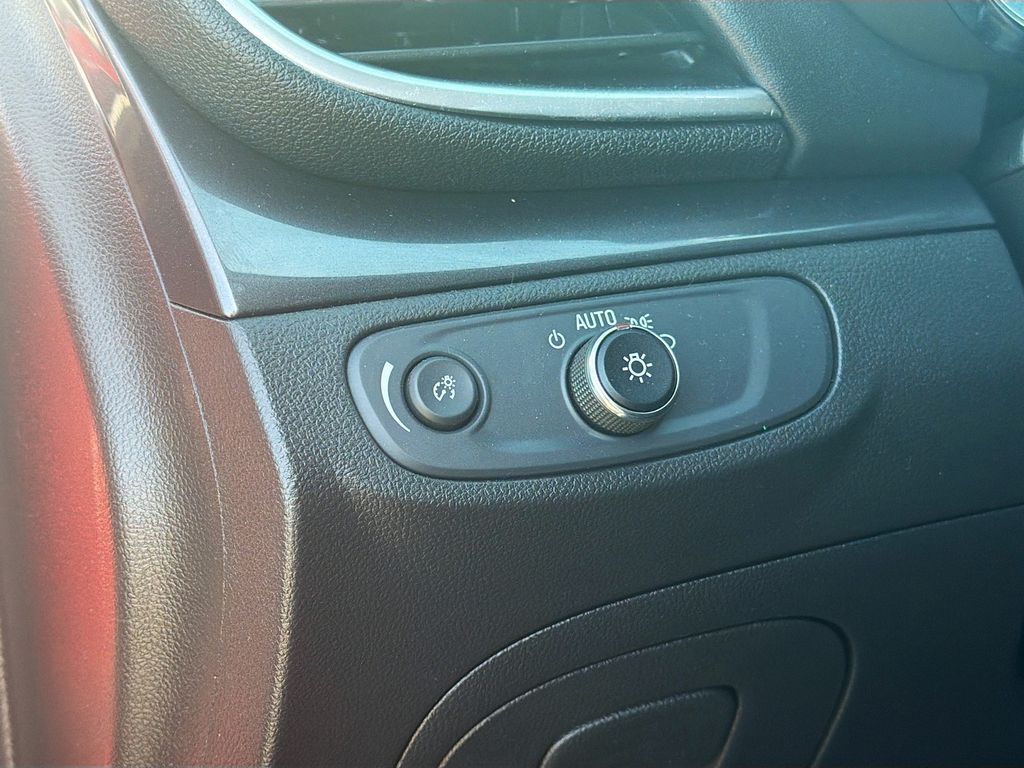 Used 2022 Red Buick Preferred image 10