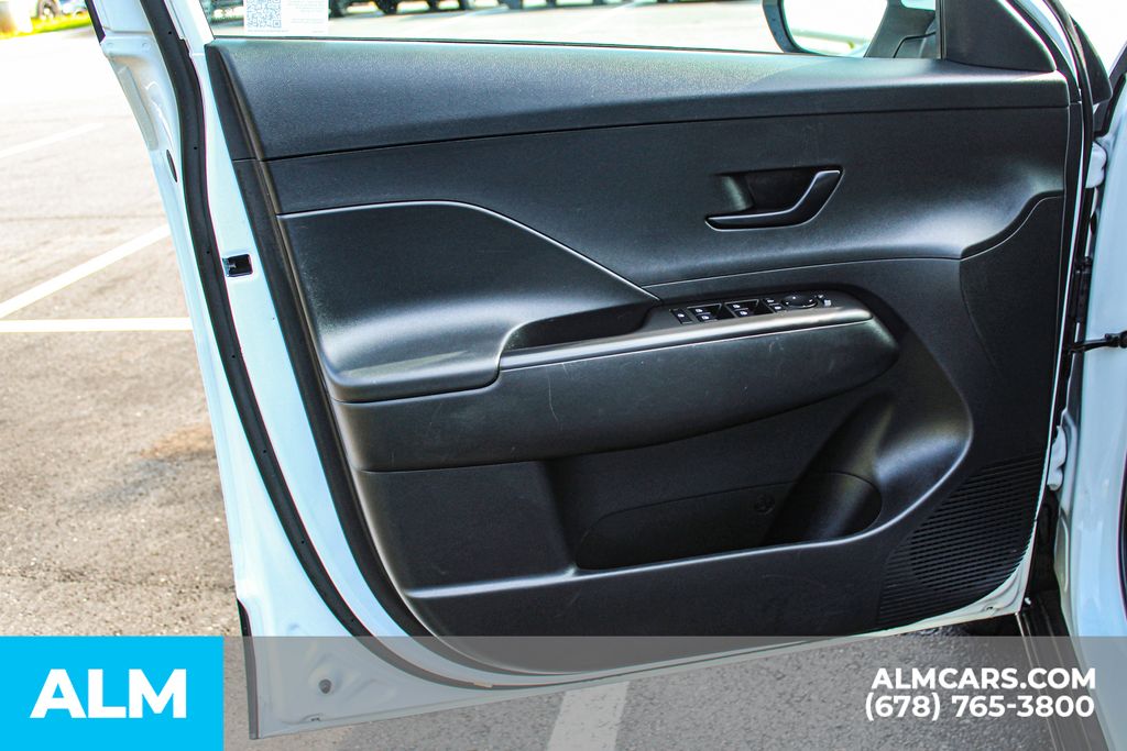 Used 2025 White Hyundai SEL image 38