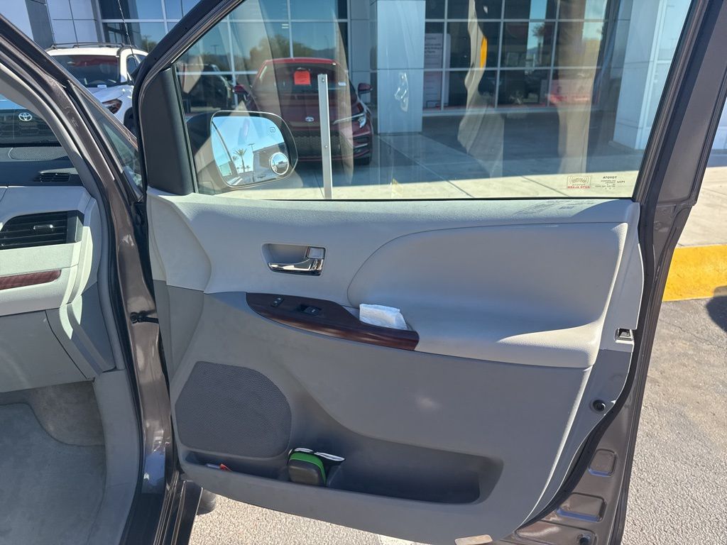 Thumbnail: 2012 Toyota Sienna - 4