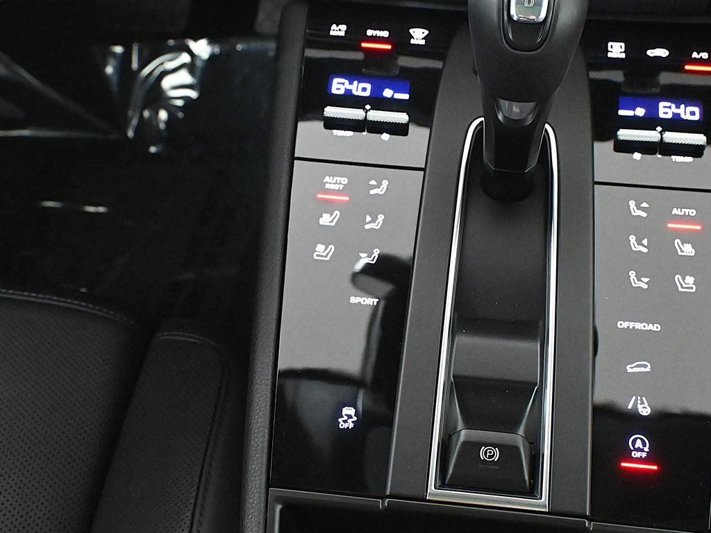 Thumbnail: 2025 Porsche Macan - 25