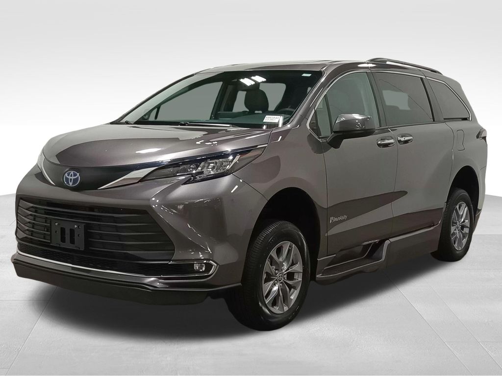 2022 Toyota Sienna XLE