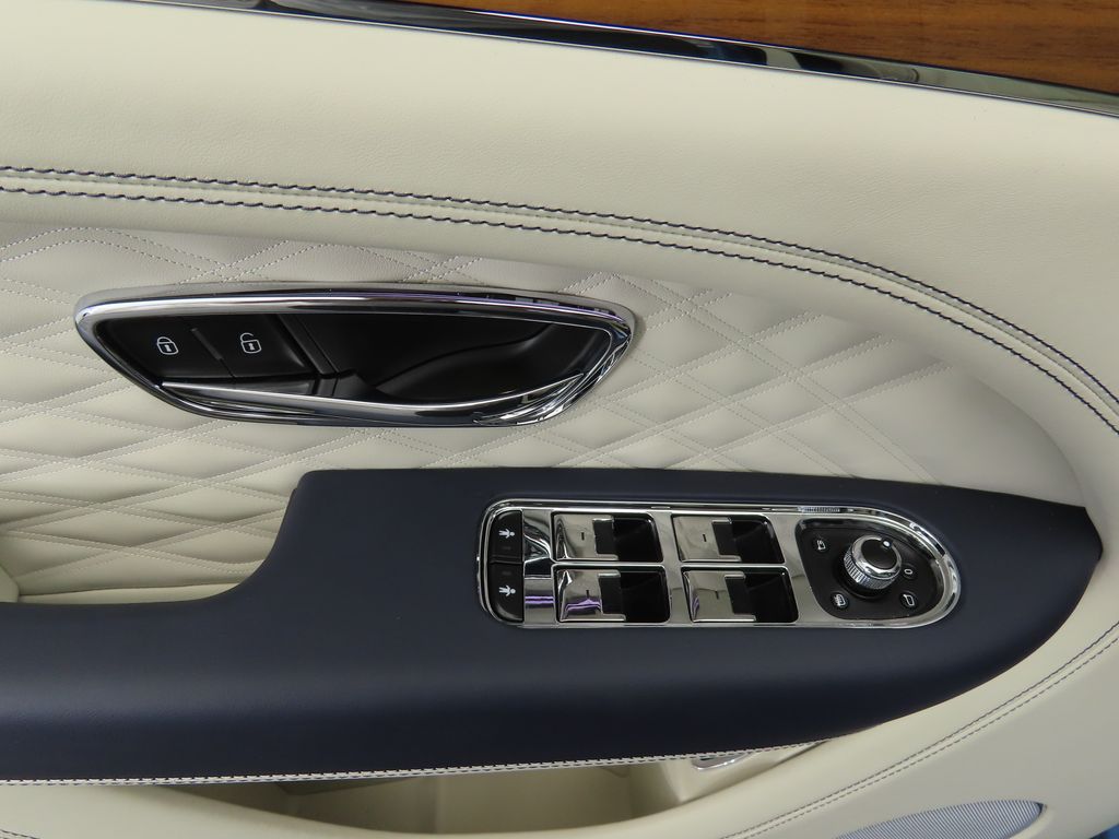 Thumbnail: 2025 Bentley Bentayga - 23