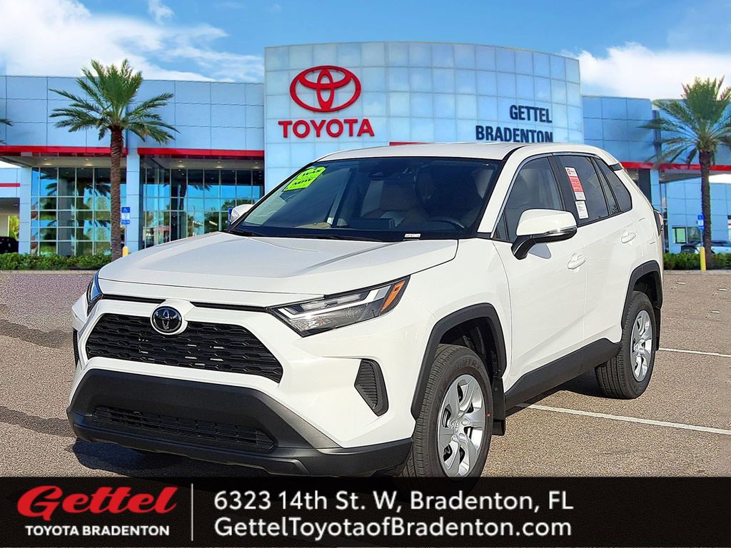 2025 Toyota RAV4 LE's photo