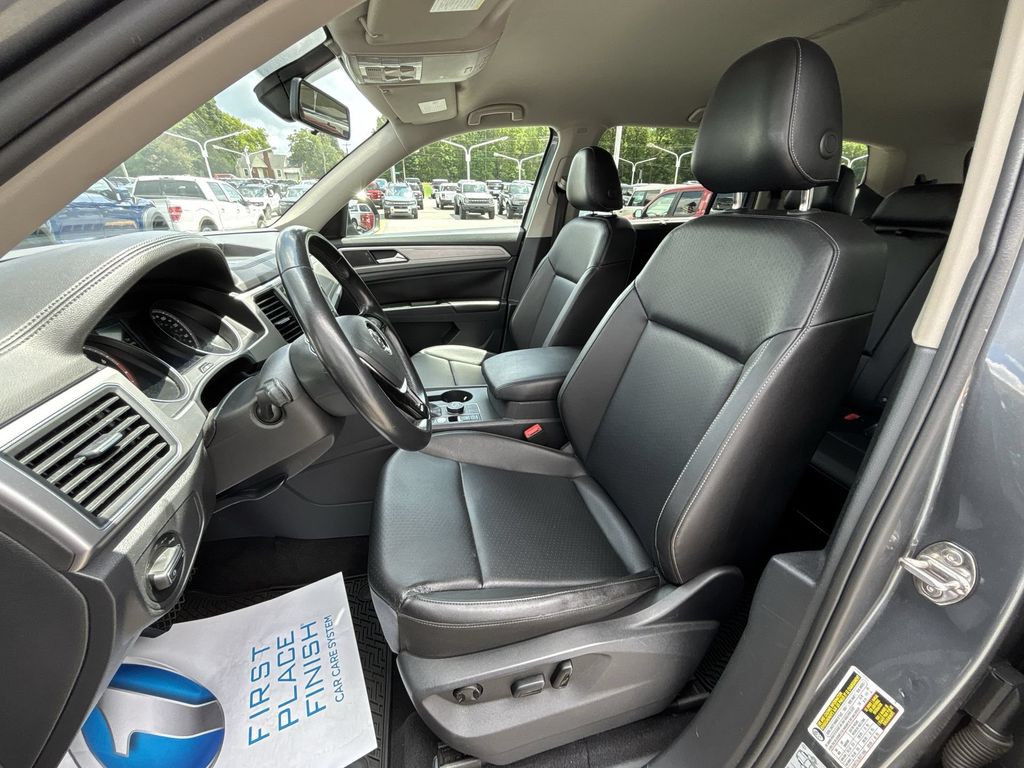 Used 2018 Platinum Gray Metallic Volkswagen 3.6L V6 SE image 13