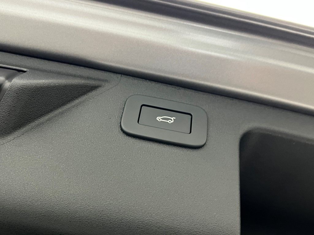 Thumbnail: 2024 Land Rover Discovery Sport - 10