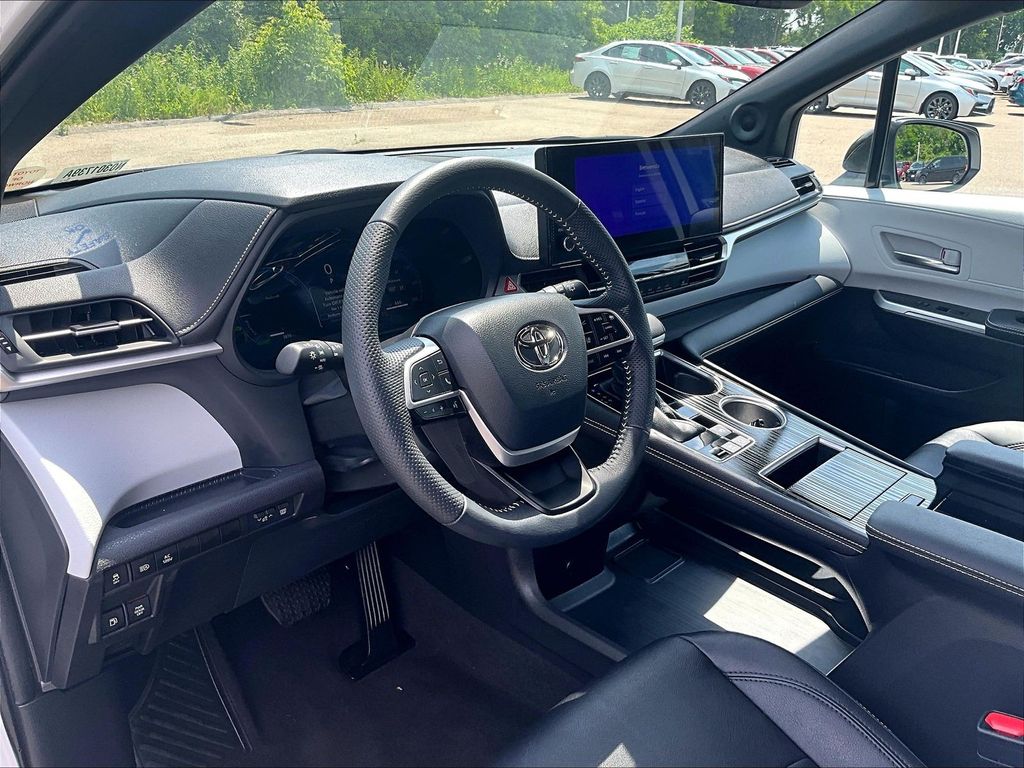 2025 Toyota Sienna — photo 8