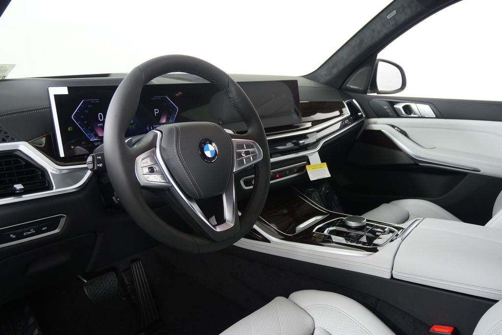 Thumbnail: 2026 BMW X7 - 14