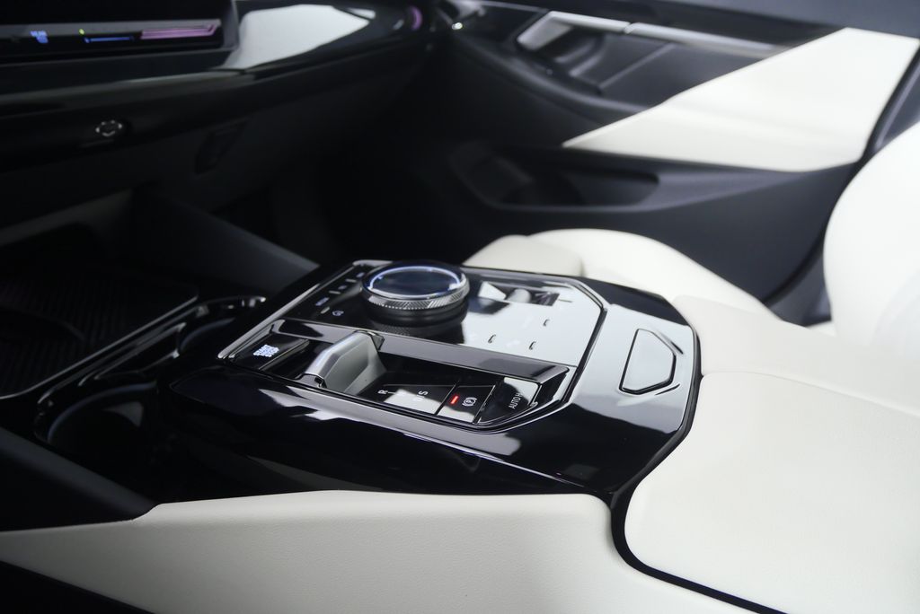 Thumbnail: 2025 BMW 5 Series - 25