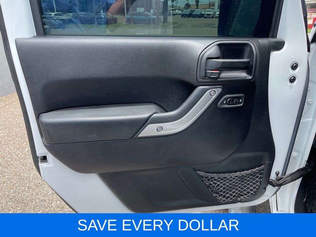 Used 2016 White/off-white Jeep Unlimited Rubicon image 13