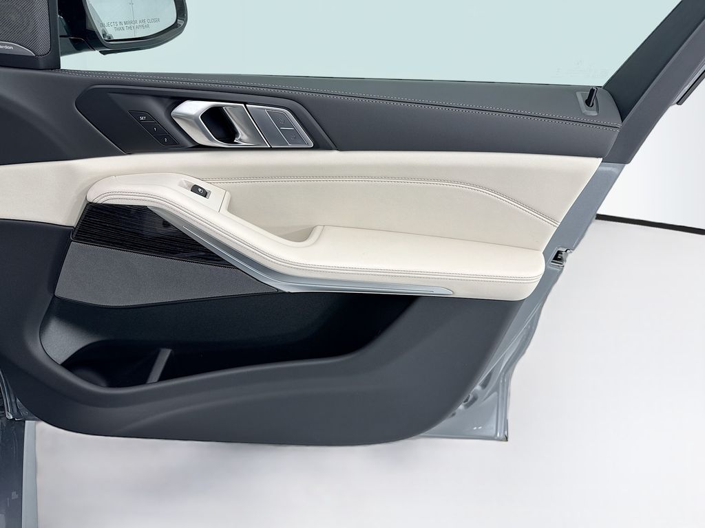 Thumbnail: 2027 BMW X7 - 24