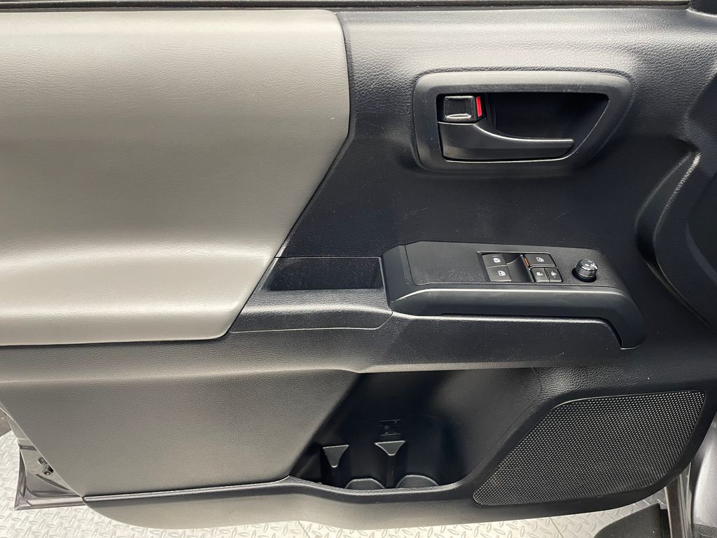 Thumbnail: 2019 Toyota Tacoma - 9