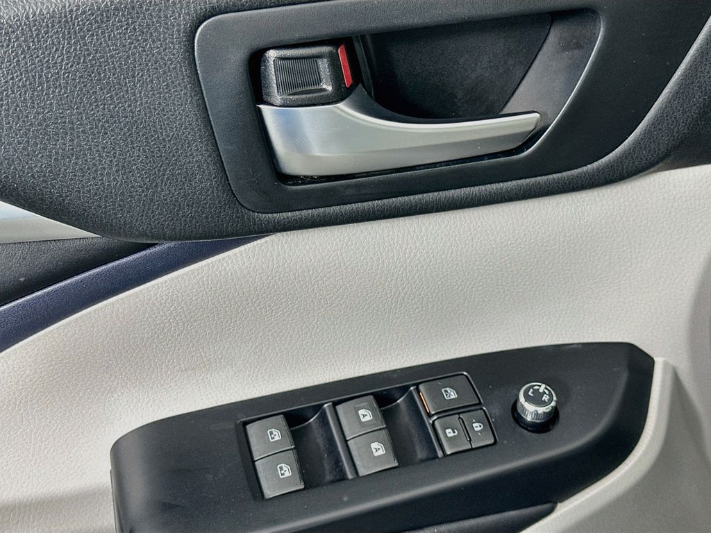 Thumbnail: 2019 Toyota Highlander - 17
