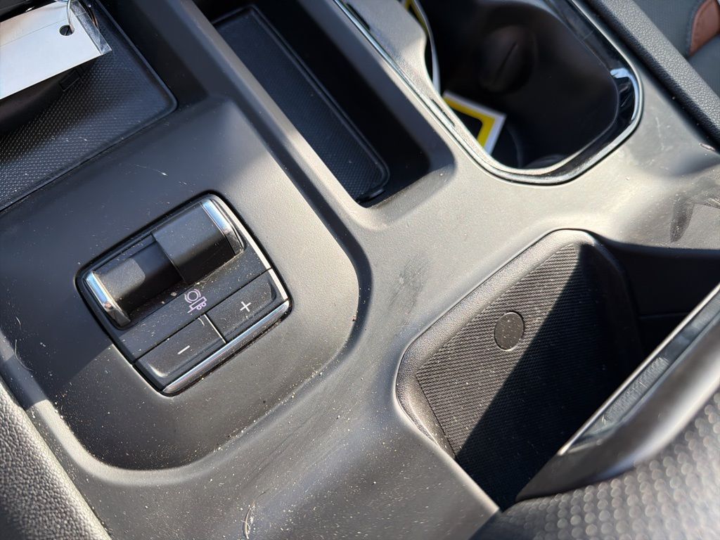 Used 2024 White GMC AT4 image 22