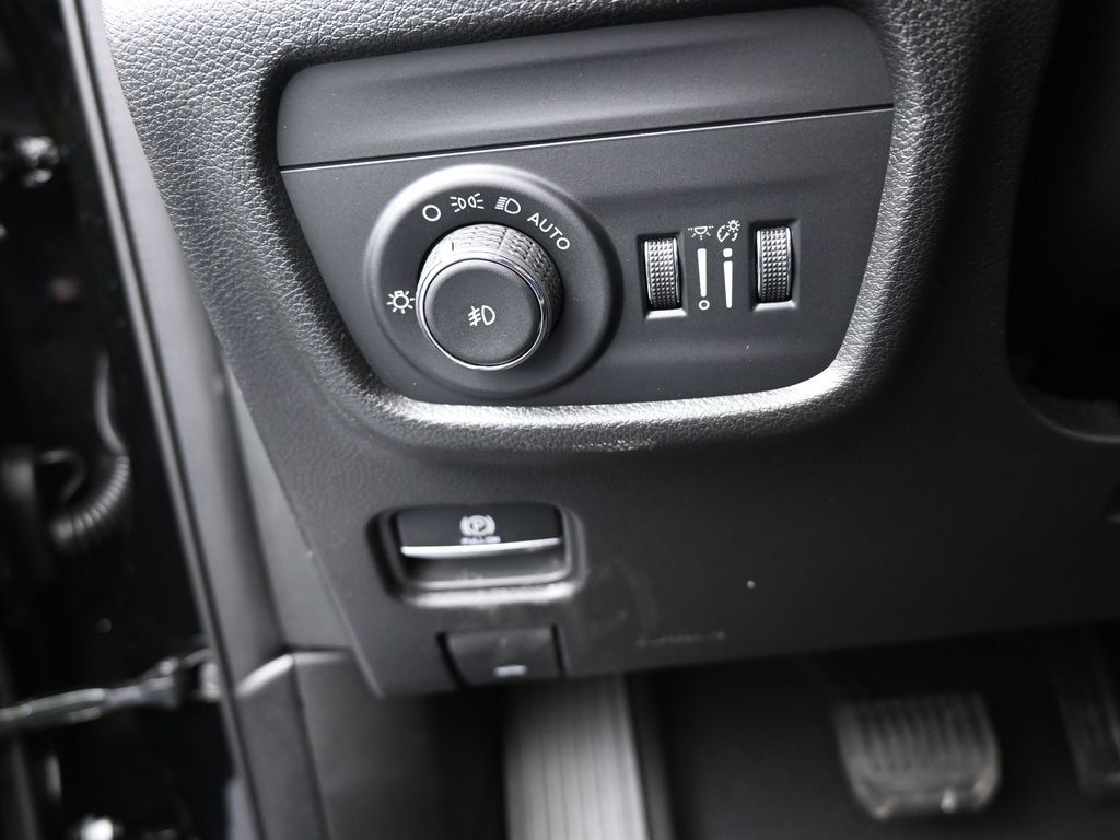 New 2025 Diamond Black Crystal Pearlcoat Jeep Limited image 26