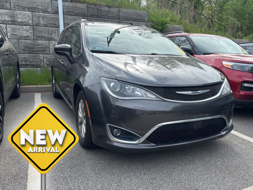 2019 Chrysler Pacifica Touring L's photo