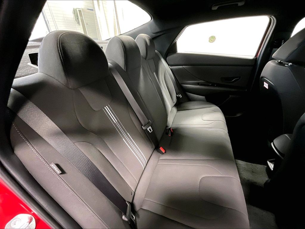 2025 Hyundai Elantra — photo 16