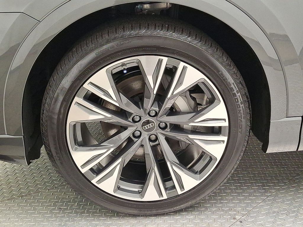 Thumbnail: 2026 Audi Q8 - 5