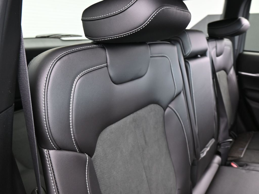 New 2026 Diamond Black Crystal Pearlcoat Jeep Laredo image 34