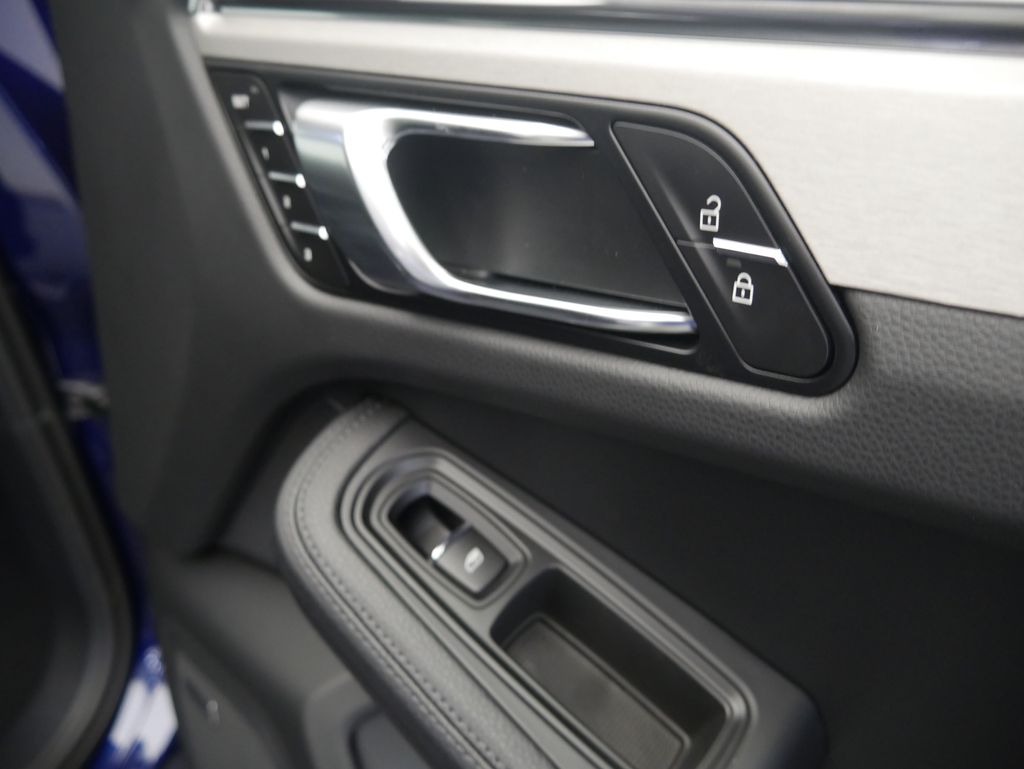 Thumbnail: 2026 Porsche Macan - 25