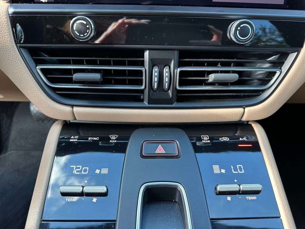 Thumbnail: 2024 Porsche Macan - 24