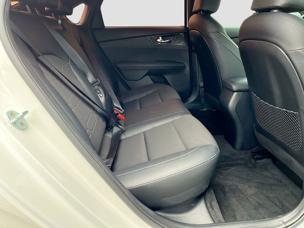 Used 2023 White Kia GT-Line image 25