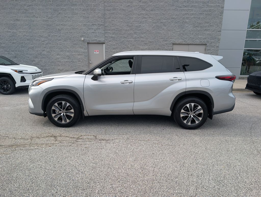 Used 2025 Silver Toyota XLE image 31