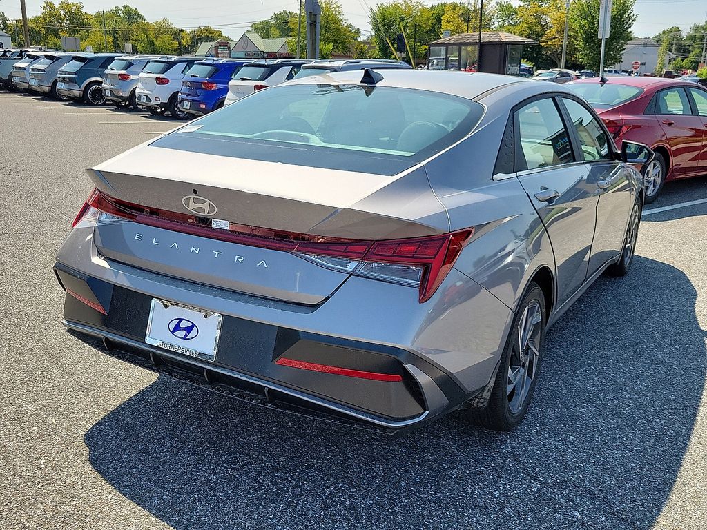 2025 Hyundai Elantra Sport 4
