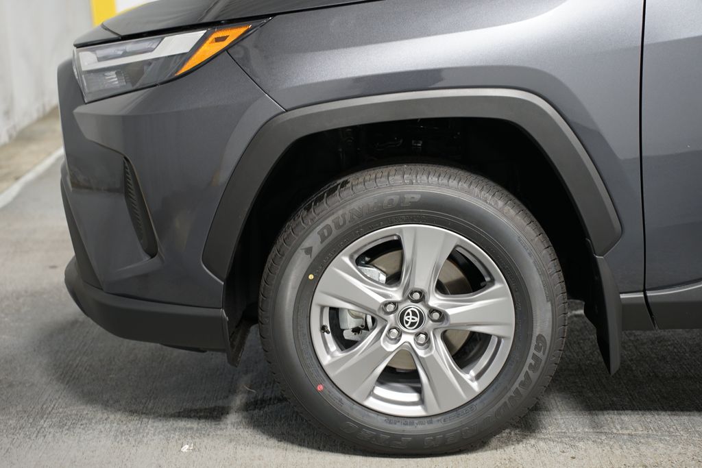 2025 Toyota RAV4 XLE 5