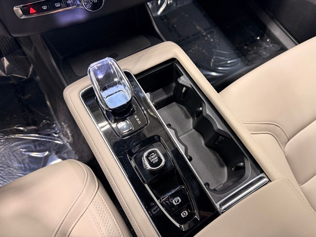 Thumbnail: 2025 Volvo XC90 - 18