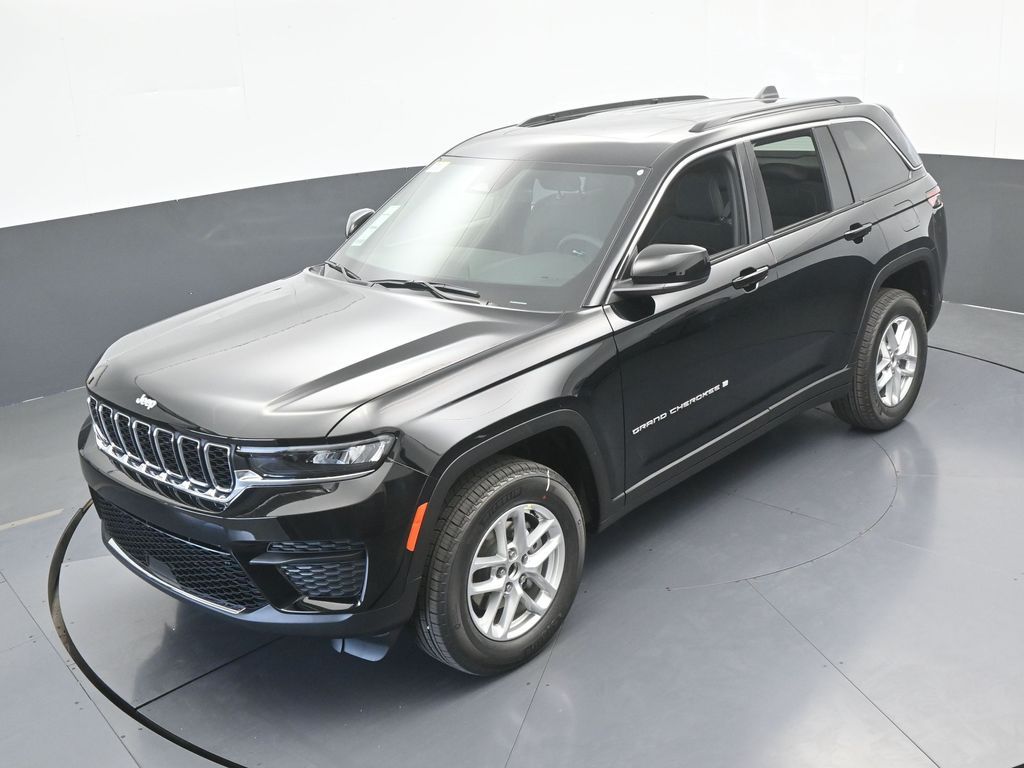 New 2026 Diamond Black Crystal Pearlcoat Jeep Laredo image 40