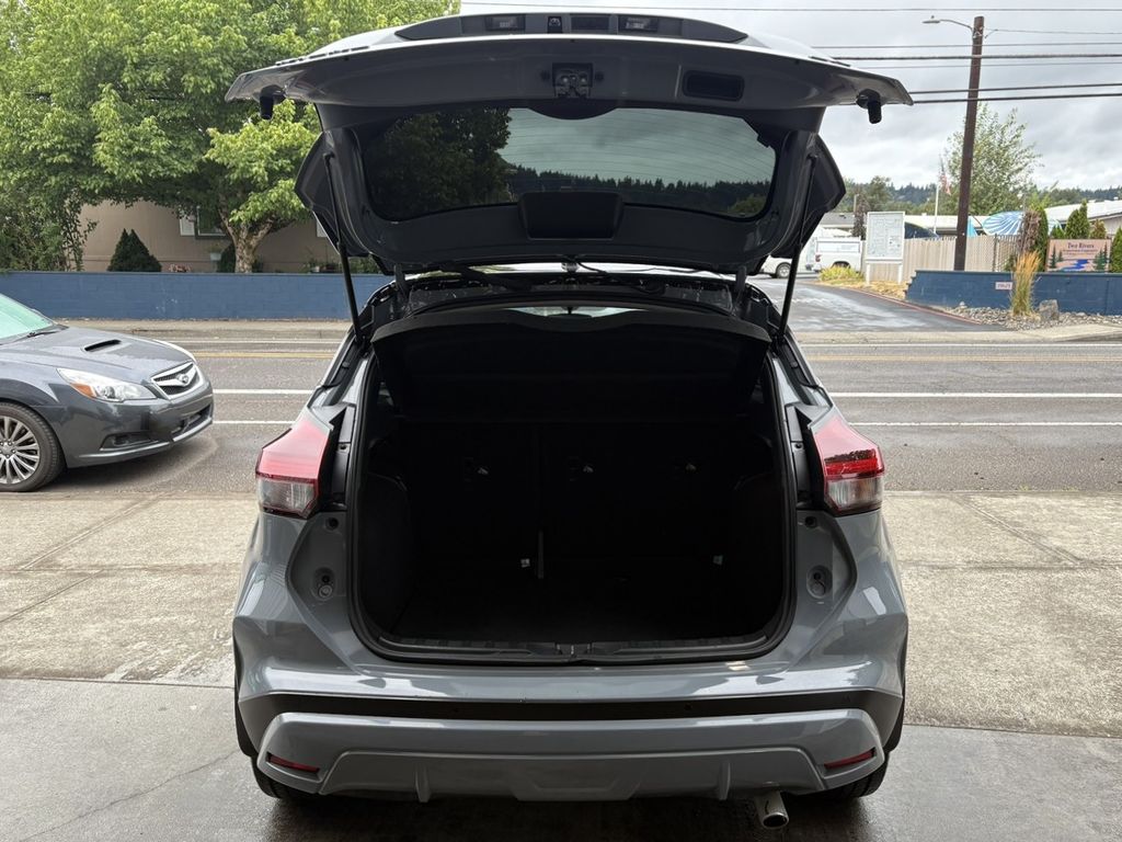 2023 Nissan Kicks SR