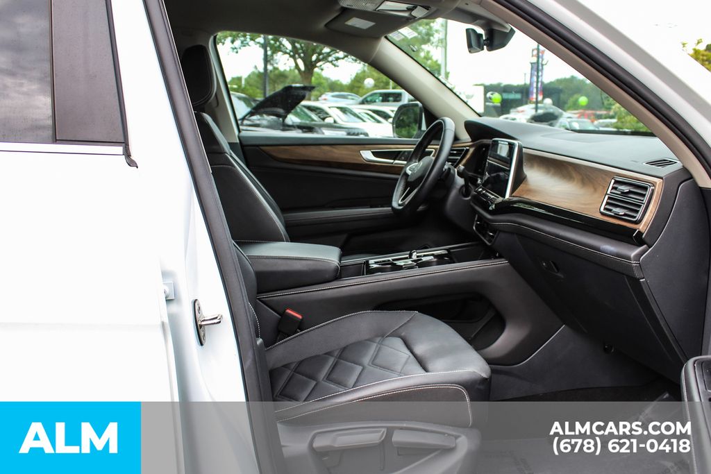 Used 2025 White Volkswagen 2.0T SE w/Technology image 22