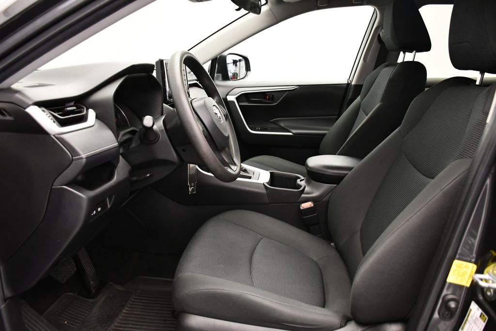 2022 Toyota RAV4 LE 32